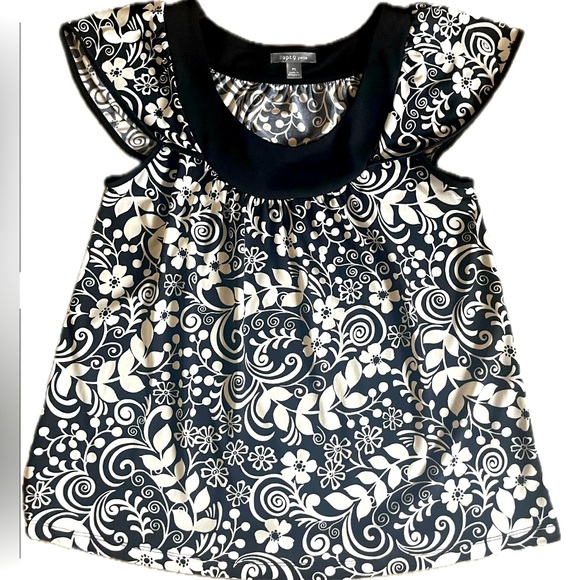 Apt. 9 Tops - Apt 9 black and white floral flutter sleeve blouse. Excellent condition. Size SP